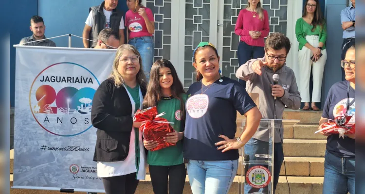 Cerimônia teve momento cívico com hinos, apresentações de escola e Cmei, encerrando com premiação do Vamos Ler