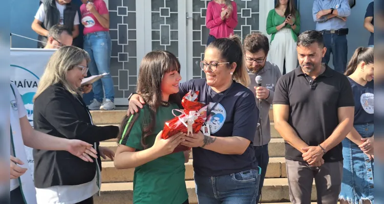 Cerimônia teve momento cívico com hinos, apresentações de escola e Cmei, encerrando com premiação do Vamos Ler