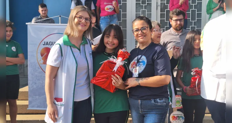 Cerimônia teve momento cívico com hinos, apresentações de escola e Cmei, encerrando com premiação do Vamos Ler
