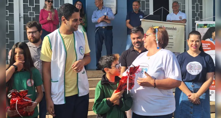 Cerimônia teve momento cívico com hinos, apresentações de escola e Cmei, encerrando com premiação do Vamos Ler