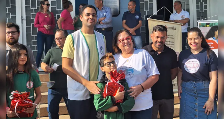 Cerimônia teve momento cívico com hinos, apresentações de escola e Cmei, encerrando com premiação do Vamos Ler