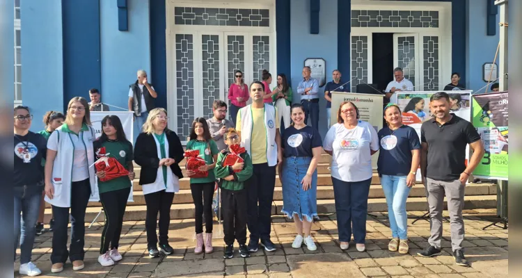 Cerimônia teve momento cívico com hinos, apresentações de escola e Cmei, encerrando com premiação do Vamos Ler