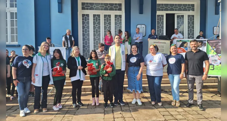 Cerimônia teve momento cívico com hinos, apresentações de escola e Cmei, encerrando com premiação do Vamos Ler