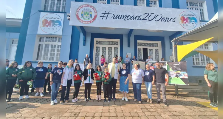 Cerimônia teve momento cívico com hinos, apresentações de escola e Cmei, encerrando com premiação do Vamos Ler