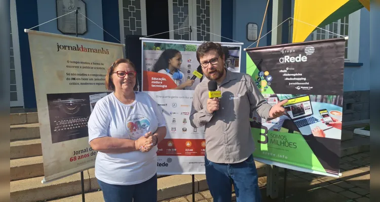Cerimônia teve momento cívico com hinos, apresentações de escola e Cmei, encerrando com premiação do Vamos Ler