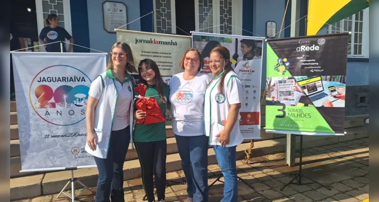 Cerimônia teve momento cívico com hinos, apresentações de escola e Cmei, encerrando com premiação do Vamos Ler