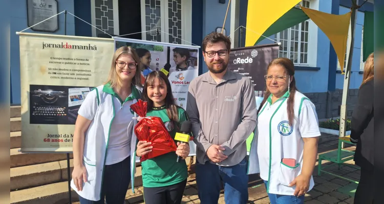 Cerimônia teve momento cívico com hinos, apresentações de escola e Cmei, encerrando com premiação do Vamos Ler