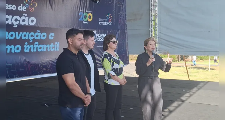 A prefeita Elizabeth Schmidt realizando uma fala inicial na premiação