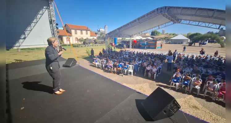 A prefeita Elizabeth Schmidt realizando uma fala inicial na premiação