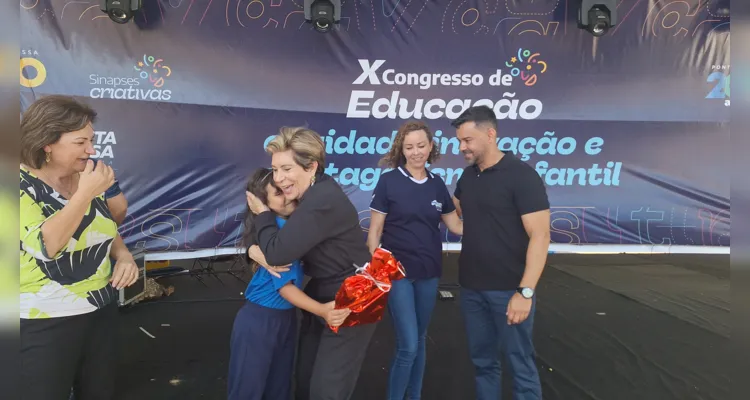 A aluna Ingridy ganhando as felicitações da prefeita Elizabeth Schmidt