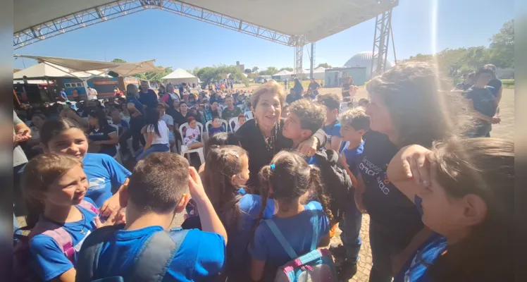 A prefeita Elizabeth com os demais alunos presentes na premiação