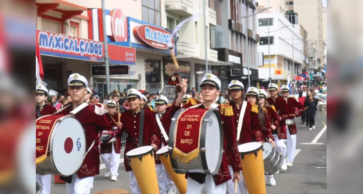 Desfile da Independência atrai multidão em Ponta Grossa