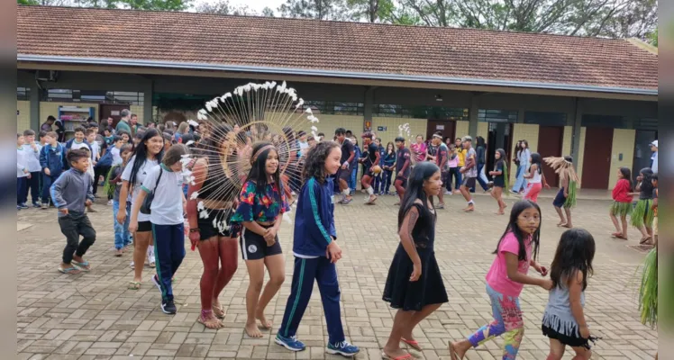 Passeio foi além da interação passiva, com educandos compreendendo na prática os costumes do povoado