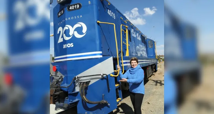 Locomotiva decorada marca celebração dos 200 anos de PG