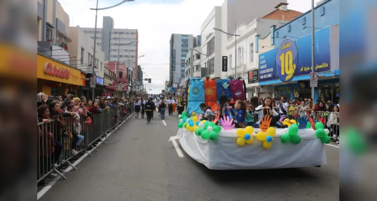 Desfile da Independência atrai multidão em Ponta Grossa