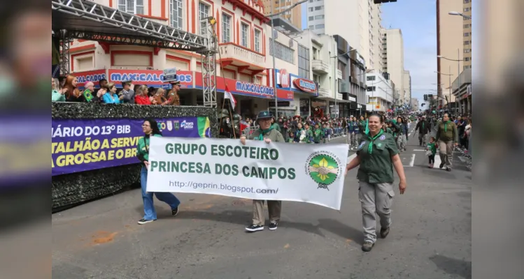 Desfile da Independência atrai multidão em Ponta Grossa