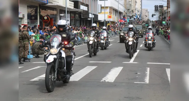 Desfile da Independência atrai multidão em Ponta Grossa