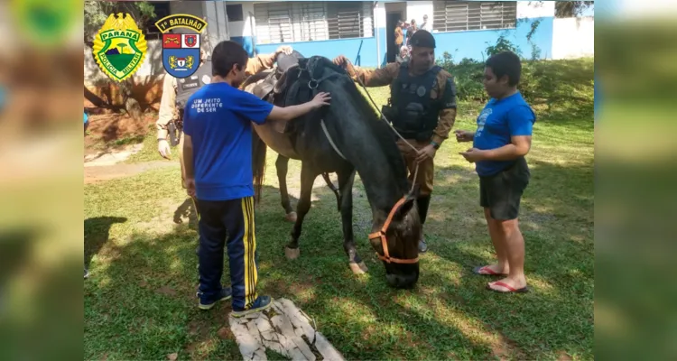 Os policiais foram convidados pela Associação de Proteção dos Autistas (APROAUT).