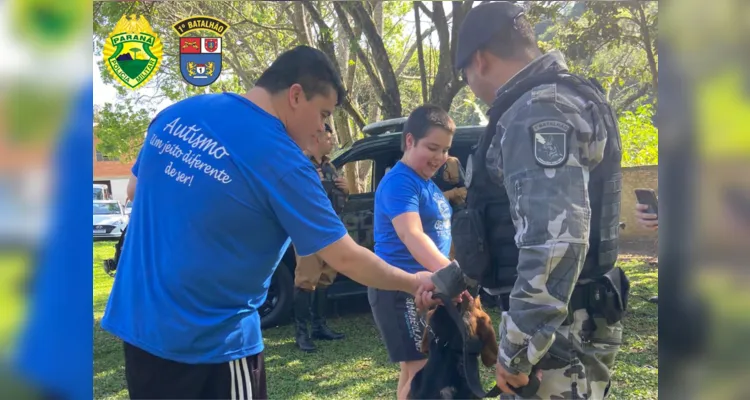 As crianças conheceram o  cão do Choque K9 (Apache).