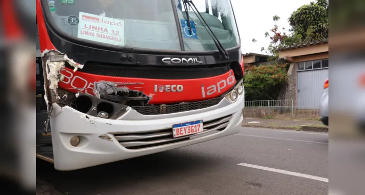 Acidente no Jardim Carvalho, nesta terça-feira (29), envolveu ônibus fretado 
