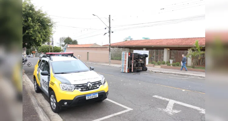 Caminhão de pequeno porte tombou com o impacto da colisão 