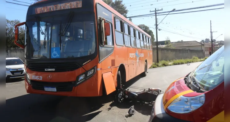 Irmãos se acidentam em colisão entre moto e ônibus em Ponta Grossa