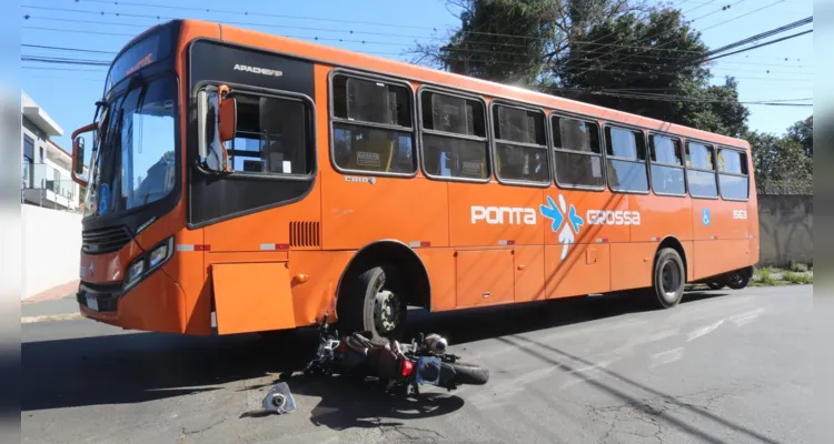 Irmãos se acidentam em colisão entre moto e ônibus em Ponta Grossa