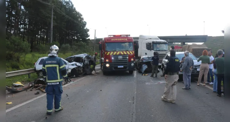 Colisões acabaram fechando a rodovia BR-376, em Ponta Grossa.