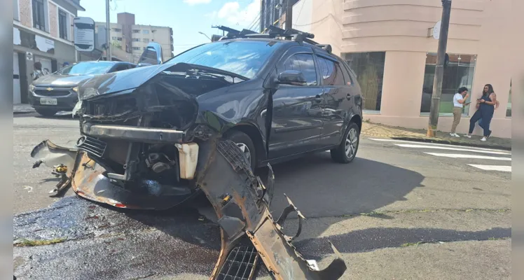 Colisão aconteceu na região central de Ponta Grossa.