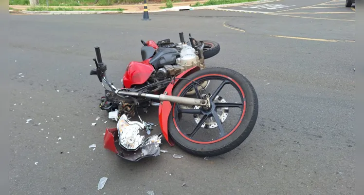 Moto ficou danificada após o acidente.