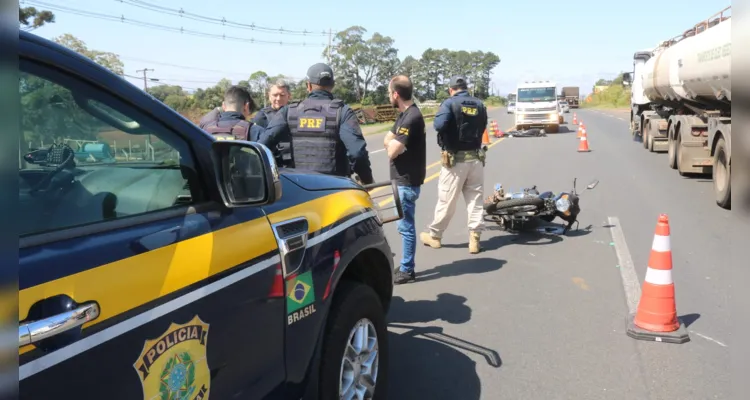 Vítima morre em acidente entre carro e moto na 'Souza Naves'