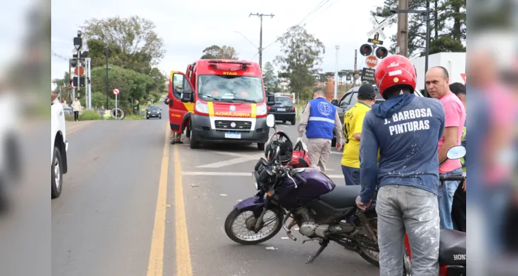 Motociclista acabou se acidentando próximo à linha férrea.