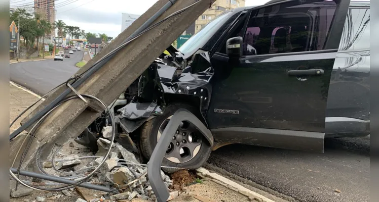 Parte da frente do carro ficou destruída com o acidente de trânsito.