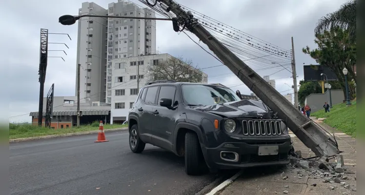 Poste quase caiu ao chão com o acidente de trânsito.