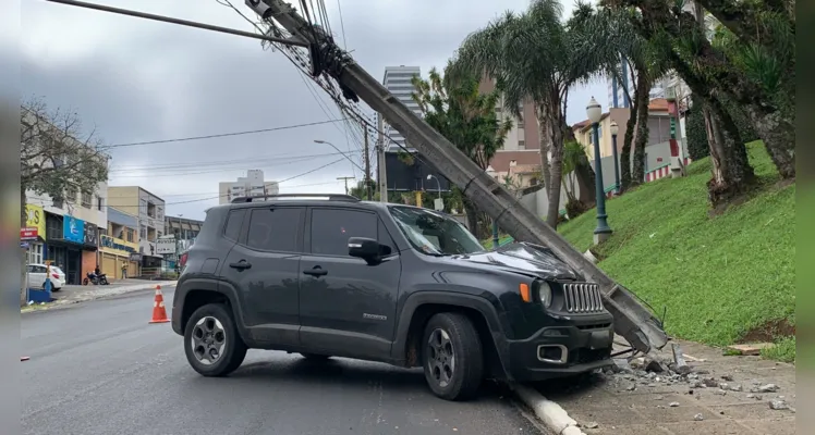 Condutor perdeu o controle do veículo e acabou atingindo um poste.