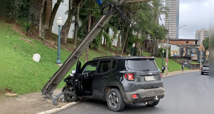 Colisão aconteceu na região central de Ponta Grossa.