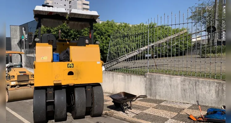 Veículo atinge poste e danifica escritório de advocacia em PG