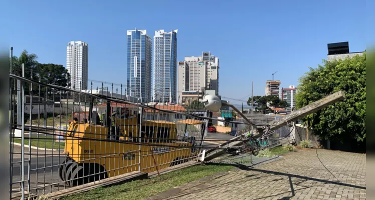 Veículo atinge poste e danifica escritório de advocacia em PG