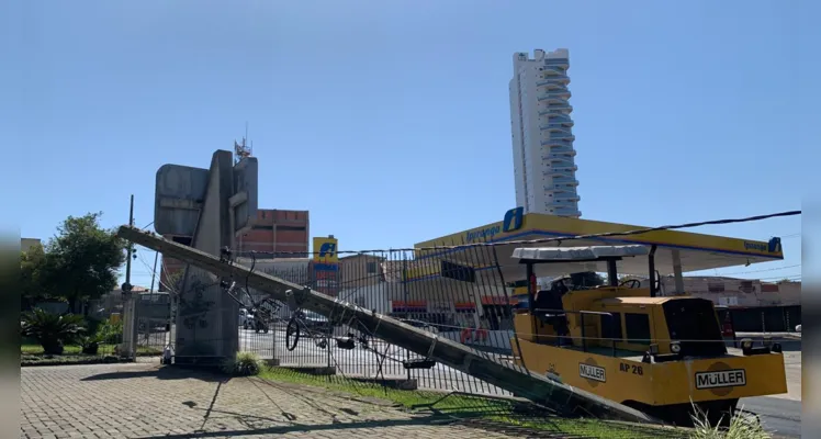 Veículo atinge poste e danifica escritório de advocacia em PG
