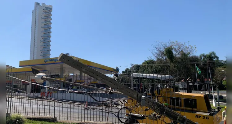 Veículo atinge poste e danifica escritório de advocacia em PG