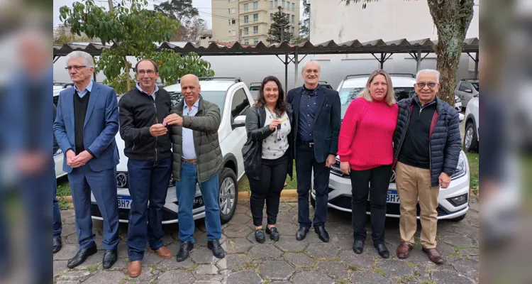 Entrega das caminhonetes aconteceu com a presença de Norberto Ortigara.