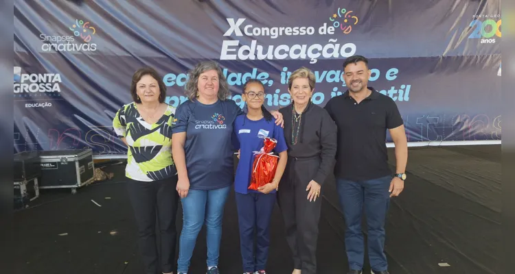 A aluna Vitória de Araujo Souza do quinto ano A da Escola Municipal Professor Kamal Tebcherani, com auxílio da professora Helena Rutte Ramos dos Santos, foi a premiada na categoria de melhor texto