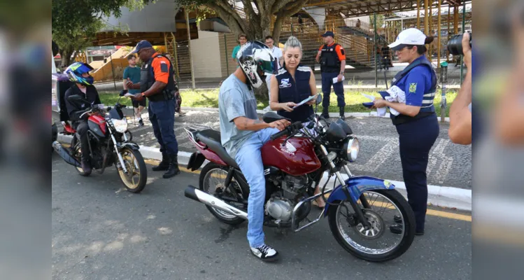 Mais de 100 motoristas foram orientados durante a ação