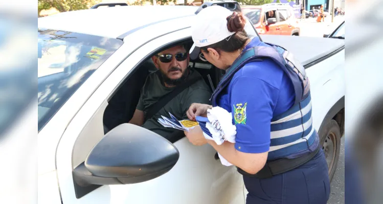 Mais de 100 motoristas foram orientados durante a ação