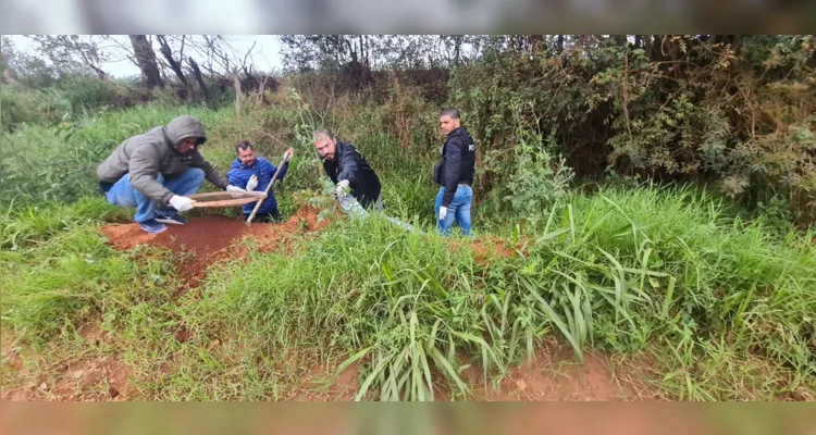 Agentes da Polícia Civil durante as investigações sobre o caso.