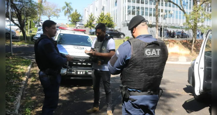 Agentes de segurança durante a ocorrência em Ponta Grossa.