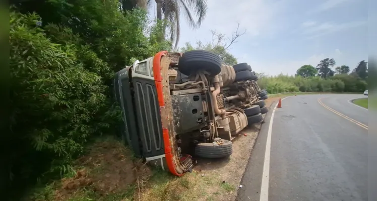 Caminhão tomba próximo ao aeroporto de PG; veja o vídeo