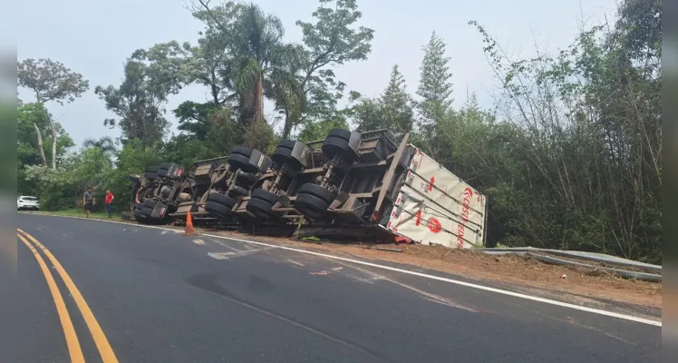 Caminhão tomba próximo ao aeroporto de PG; veja o vídeo