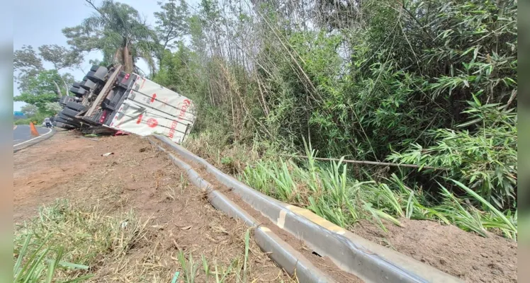 Caminhão tomba próximo ao aeroporto de PG; veja o vídeo