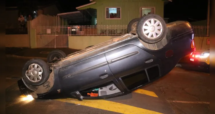 Clio tombou e parou com as rodas para o ar exatamente sobre a lombada